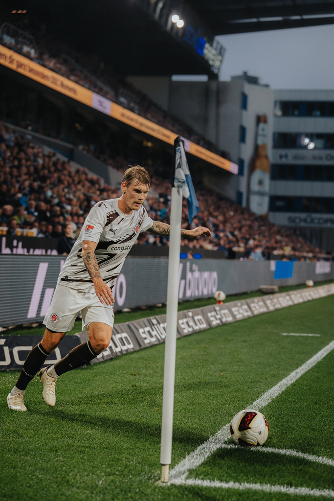 FCS02040 | Der offizielle Shop für FC St. Pauli Fotos. Wähle aus Spielszenen & Fanmomenten dein FCSP Wunschformat. Wir liefern Millerntor-Atmosphäre.