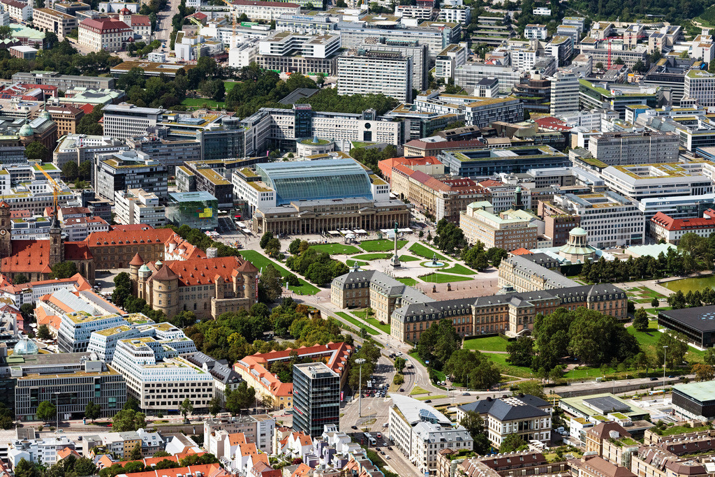 dr__0071734.jpg | STUTTGART 12.08.2021 Platz- Ensemble " Schlossplatz " im Innenstadt- Zentrum im Ortsteil Oberer Schlossgarten in Stuttgart im Bundesland Baden-Württemberg, Deutschland. Weiterführende Informationen bei: Staatliche Schlösser und Gärten Baden-Württemberg - Zentrale,  Stuttgart-Marketing GmbH. // Ensemble space an place " Schlossplatz " in the inner city center in the district Oberer Schlossgarten in Stuttgart in the state Baden-Wuerttemberg, Germany. Further information at: Staatliche Schloesser und Gaerten Baden-Wuerttemberg - Zentrale,  Stuttgart-Marketing GmbH. Foto: Daniel Reiter