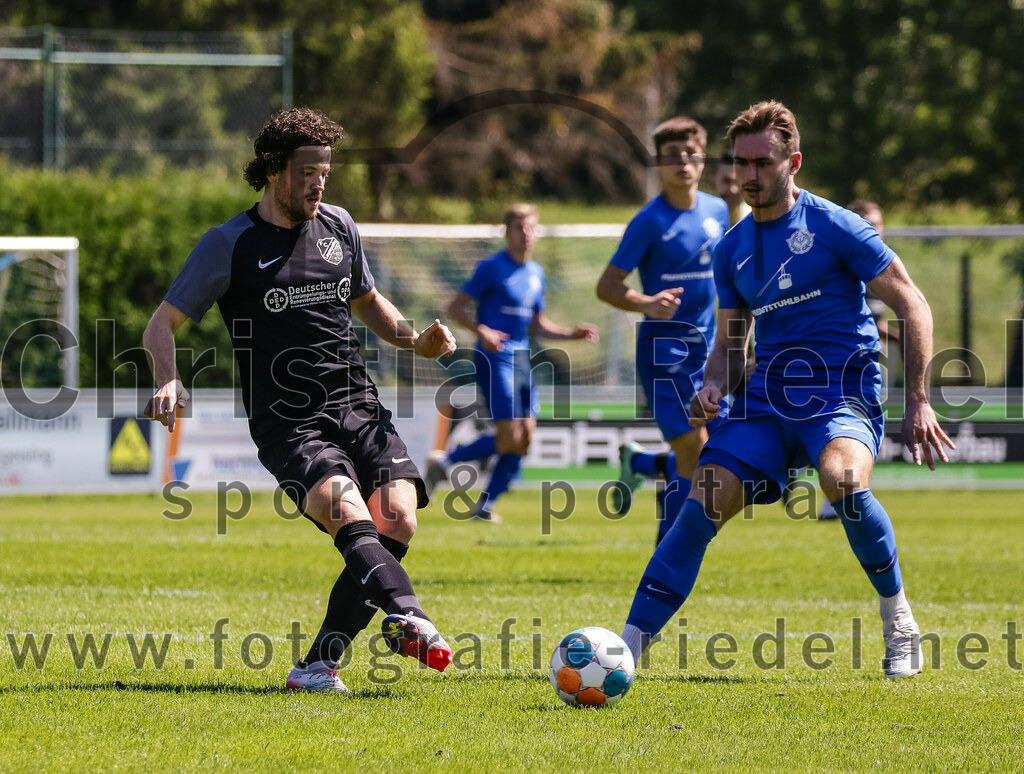 2023-08-12_005_FC_Langengeisling_gegen_ESV_Freilassing | Erding, Deutschland, 12.08.2023:
Fußball, Bezirksliga Oberbayern Ost 2023 / 2024, 4. Spieltag, FC Langengeisling gegen ESV Freilassing, Endergebnis: 2:1

Fabian Aigner (FC Langengeisling, #19), Maximilian Streibl (ESV Freilassing, #10)

Foto: Christian Riedel / fotografie-riedel.net