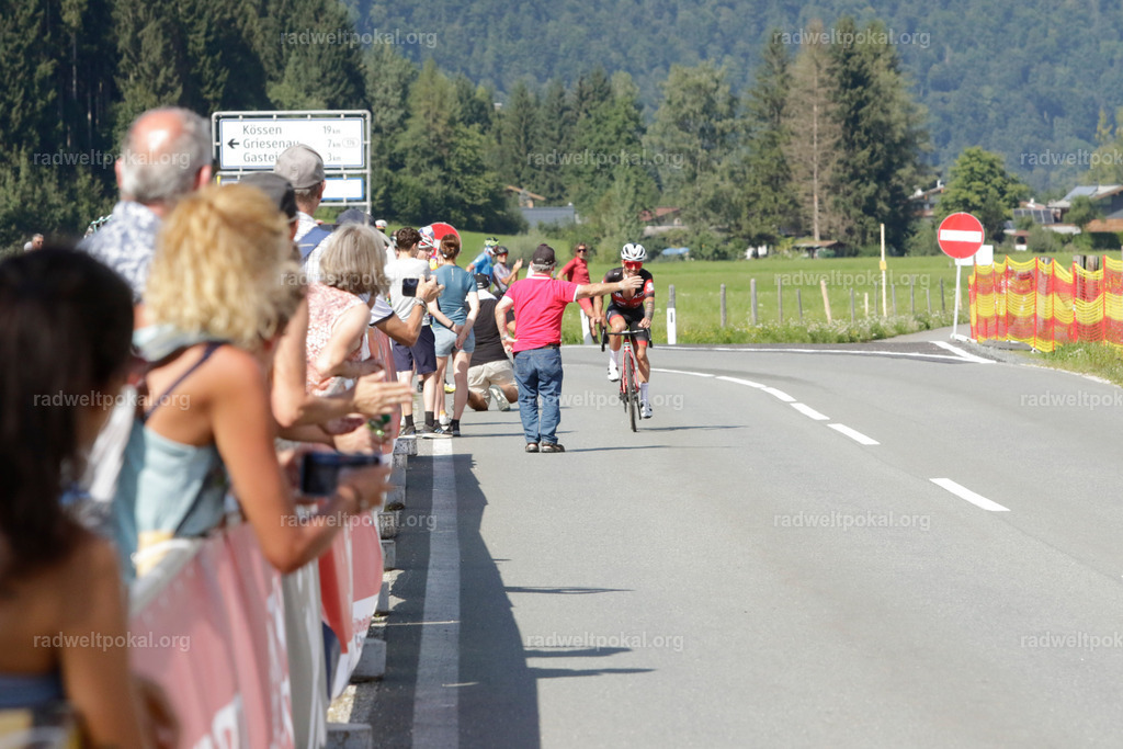 1204_20230817_Bewerb_Maenner_Muehlanger | AUT - OESTERREICH, 2023-08-16: SPORT RENNRAD-FAHREN - 55. INTERNATIONALER RADWELTPOKAL IN ST. JOHANN IN TIROL  - Vintage-Radrennen mit WM-Bronze-Medaillen-Siegerin Christina Schweinberger, den Teilnehmer und Alexander Baumann (vom Orginastions-Team) - TAG 2 BEWERB MAENNER IN SECHS GRUPPEN  ; Foto: Roland Muehlanger