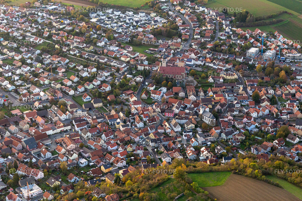 Kirchengebäude im Dorfkern | Luftbild: Kirchengebäude im Dorfkern in Estenfeld im Bundesland Bayern in Deutschland. Foto: IMG_119754.jpg vom 26.10.2019 durch Werner Riehm/FLY-FOTO.de - Realisiert mit Pictrs.com