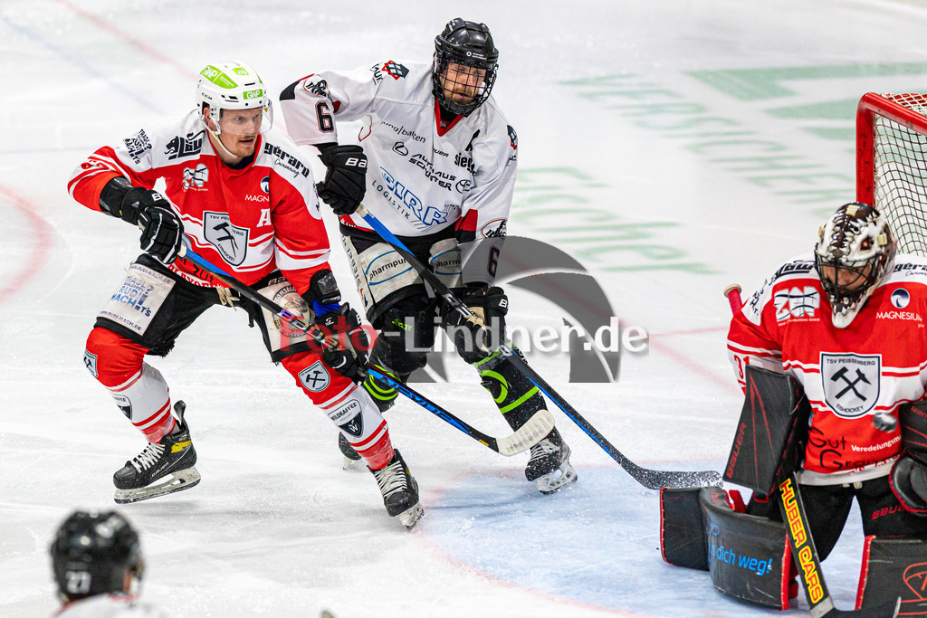 Spiel 1 Finale TSV Peißenberg Miners vs EHC Königsbrunn | Eishockey Bayernliga Playoffs 2023/2024, Spiel 1 Finale TSV Peißenberg Miners vs EHC Königsbrunn, 20240322,
Es brennt vor dem Tor der Miners,
2024-03-22 in Peißenberg (Eisstadion)
6 Marco STERNHEIMER (EHC 6), 67 Maximilian MALZATZKI (Miners 67), 31 Korbinian SERTL (Miners Goali 31)
Copyright: WolfgangxLindner foto-lindner.de