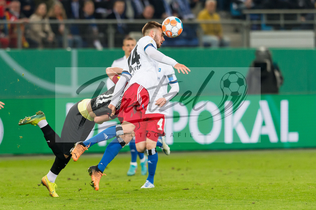 HSVSCF20220419_199 | Fussball, Herren: Ermedin Demirovic (SC Freiburg) und Mario Vuskovic (Hamburger SV) im Zweikampf beim DFB-Pokal-Halbfinalspiel zwischen Hamburger SV und SC Freiburg im Volksparkstadion am 19.04.2022 in Hamburg, Deutschland.DFB / DFL REGULATIONS PROHIBIT ANY USE OF PHOTOGRAPHS AS IMAGE SEQUENCES AND/OR QUASI-VIDEO. - Realisiert mit Pictrs.com