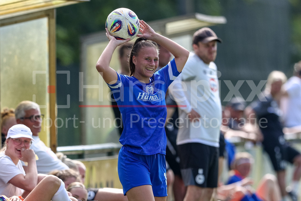 Fussball, Testspiel Frauen, SV Meppen - DSC Arminia Bielefeld | Lana Hubbeling (SV Meppen, 18) beim Einwurf, Aktion, Action, Spielszene, lächelt, lacht, freut sich, Spaß, Freude