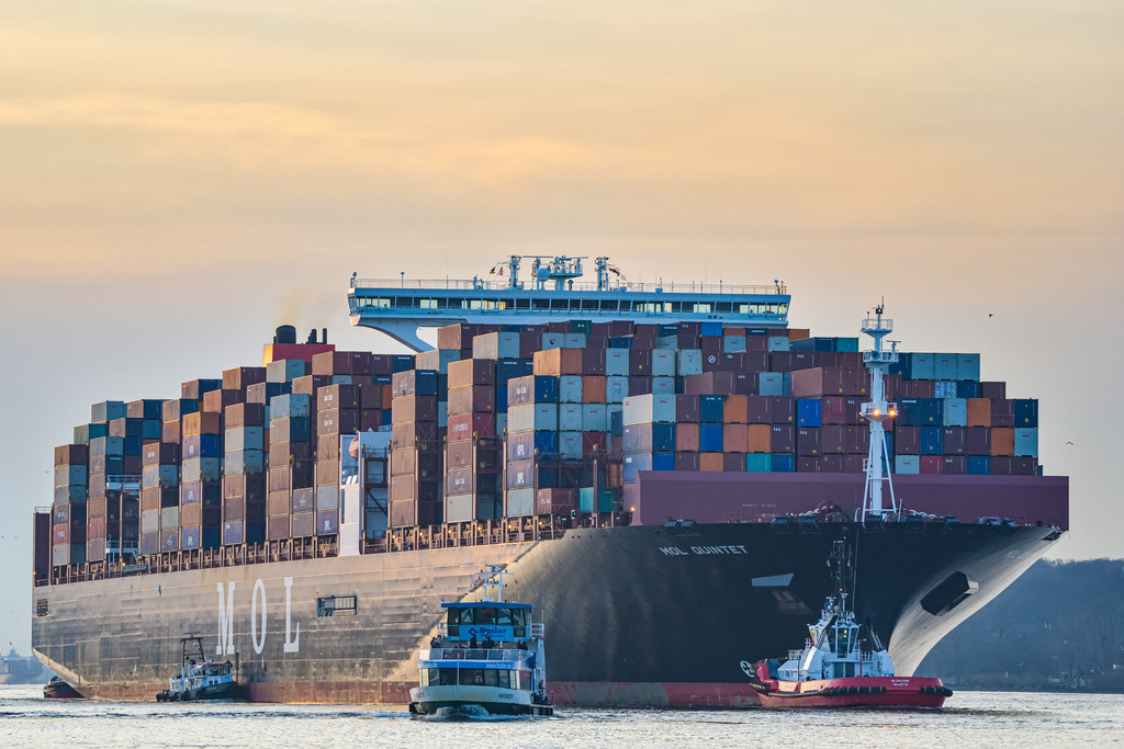 MOL Quintet | Das Containerschiff MOL Quintet beim Einlaufen in den Hafen Hamburg im Jahr 2017. Das Schiff ist 368 Meter lang und hat eine Tragfähigkeit von 150100 Tonnen, es wurde im Jahr 2014 gebaut. - Realisiert mit Pictrs.com