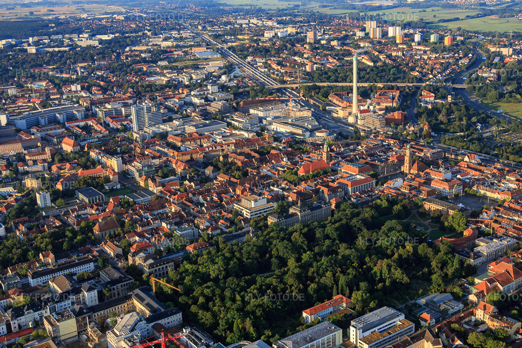 Luftbild: Altstadt Ob. Karlstraße hinterm Schloßgarten im Ortsteil Markgrafenstadt in Erlangen im Bundesland Bayern in Deutschland. Foto: IMG_092606.jpg vom 07.08.2016 durch Werner Riehm/FLY-FOTO.de