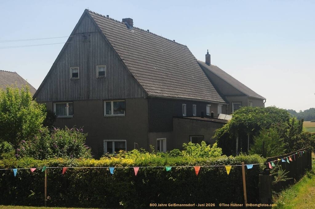 Geißmannsdorf-2026-Ortsbilder-367 | Geißmannsdorf bei Bischofswerda im Sommer 2026. Ein fotografischer Streifzug durch das Dorf Geißmannsdorf, mit Gebäuden, Straßen, Strohpuppen und geschmückten Vorgärten und Grundstücken anlässlich der 800-Jahr-Feier von Geißmannsdorf im Juni 2026 - Realisiert mit Pictrs.com