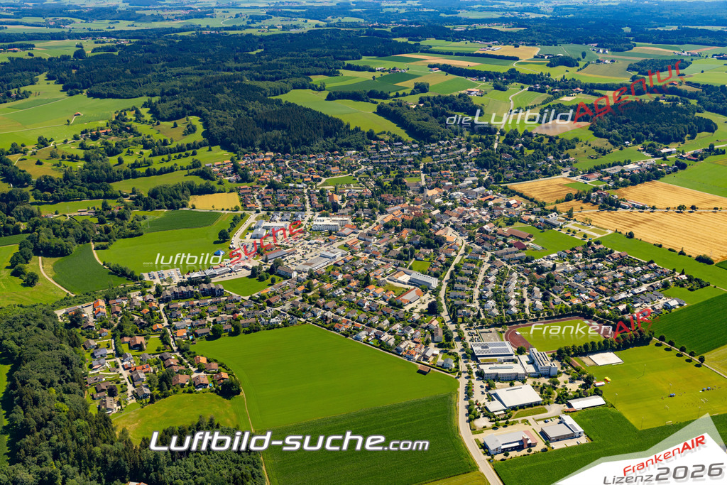 Aktuelles Luftbild von Feldkirchen Feldkirchen-Westerham - Die Luftaufnahme wurde 2022 mittels UL-Flugzeug erstellt ( keine Drohne ) - hochauflösende Kamera-Systeme von  Canon -Beste Qualität - Für grossformatige Ausdrucke geeignet. Die Geschenkidee !