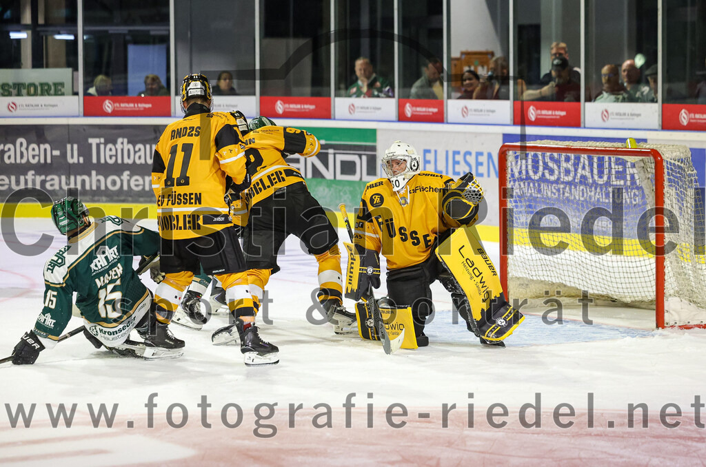 2025-08-22_078_TSV_Erding_gegen_EV_Fuessen | Erding, Deutschland, 22.08.2025:Eishockey, Oberliga Süd 2025 / 2026, Testspiel, TSV Erding gegen EV Füssen, Endergebnis: 1:4Elias Maier (Erding Gladiators, #15), Martins Andzs (EV Füssen, #11), Torwart Timotej Pancur (EV Füssen, #30)Foto: Christian Riedel / fotografie-riedel.net