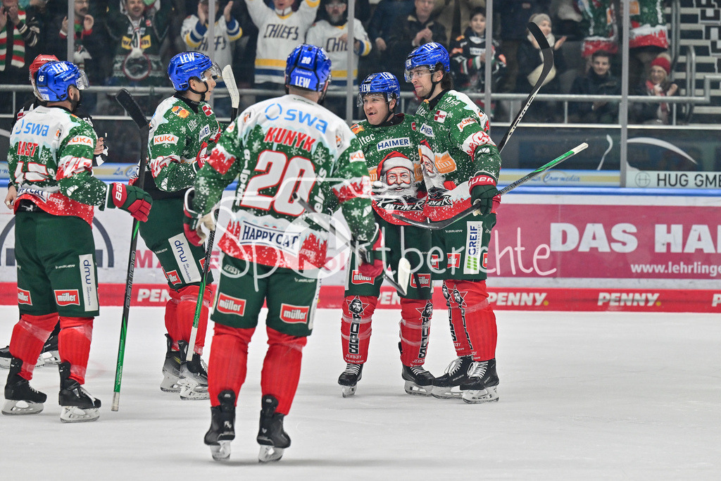 Augsburger Panther - Nürnberg Ice Tigers | Jubel der Hausherren nach dem Treffer zum 4-0 durch T. J. TREVELYAN (Augsburger Panther #24) / happy / Tor / Freude / Torschuetze / DEL: Augsburger Panther - Nuernberg Ice Tigers, Curt Frenzel Stadion am 06.12.2024