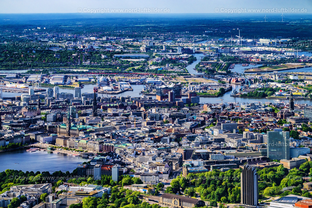 Hamburg_Mitte_Alster_ELS_2688240525 | HAMBURG 24.05.2025 Stadtzentrum entlang der Alsterfleet - Rödingsmarkt im Innenstadtbereich in Hamburg. // The city center in the downtown are in Hamburg in Germany. Foto: Martin Elsen
