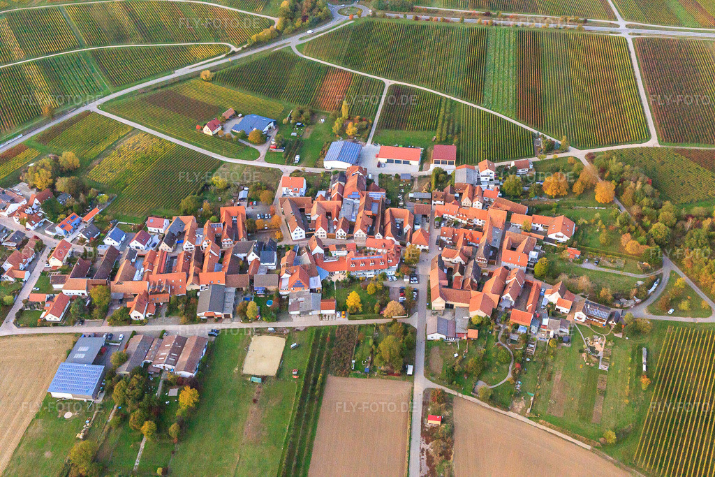 Luftbild: Dorfansicht von Süden an der B48 mit Landhotel Hauer im Ortsteil Oberhofen in Pleisweiler-Oberhofen im Bundesland Rheinland-Pfalz in Deutschland. Foto: IMG_123497.jpg vom 19.10.2020 durch Werner Riehm/FLY-FOTO.de