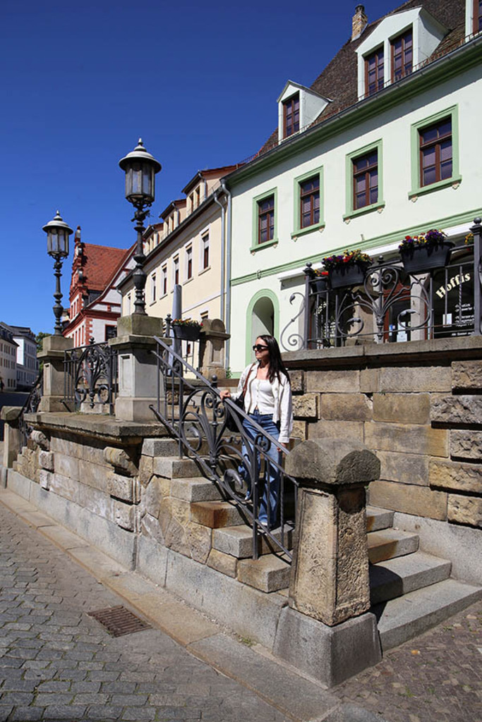 Wurzen - Domgasse und Liegenbank | Entdecke über 20 Kategorien Leipzig-Motive: Foto-Downloads, hochwertige Poster, Leinwand- & Fine-Art-Prints. Jetzt Lieblingsfoto im Bildlexikon Leipzig Shop bestellen!