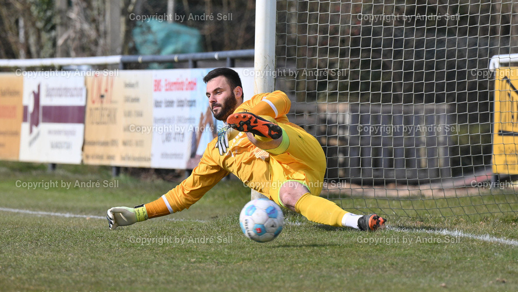 Eckernförder SV vs VfR Neumünster | Christopher Newe (VfR #25) kann den 11m zum 1-0 durch Leon Apitz (ESV #7) nicht abwehren / Fußball-Oberliga Männer 2024/2025 / Eckernförder SV vs VfR Neumünster / Stadtwerke-Arena / Eckernförde / 23.03.25 - Realisiert mit Pictrs.com