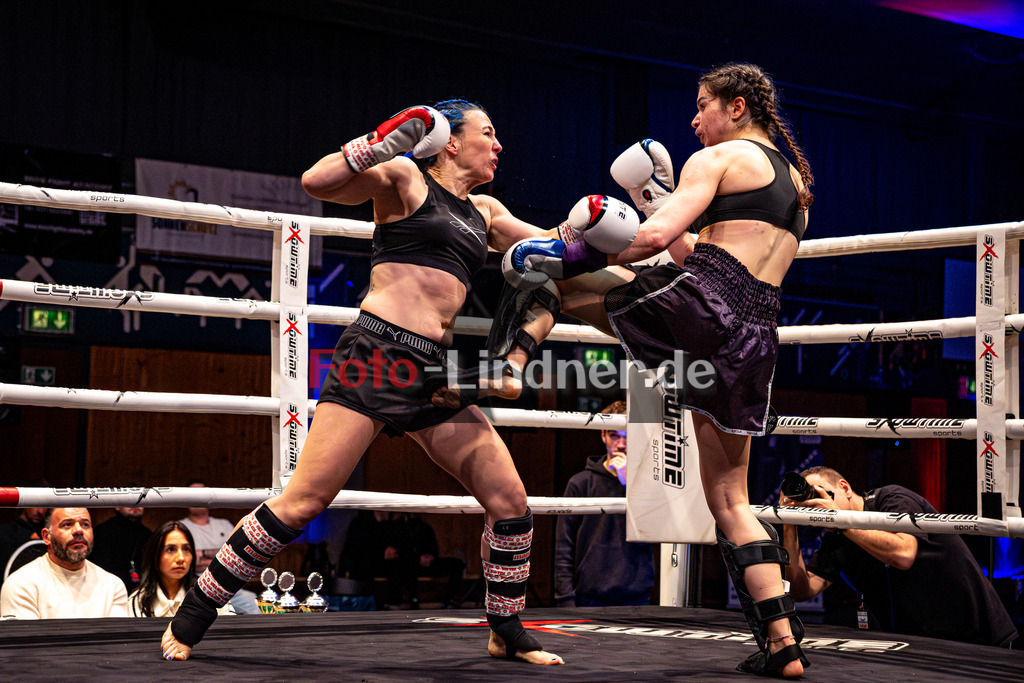 Alexandra Pasztor (Kickboxen Tutzing - blau) gegen Natascha Stark (MFA Penz - rot) | MFA Fight Night Lowkick bis 65kg Kampf 12, Alexandra Pasztor (Kickboxen Tutzing - blau) gegen Natascha Stark (MFA Penz - rot), 20251108,,2025-11-08 in Penzberg (Wellenberghalle Penzberg), Copyright: WolfgangxLindner www.foto-lindner.de
