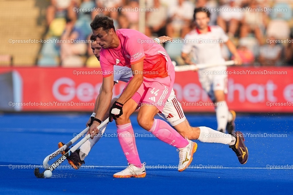 xydrx12082504044 | 12.08.2025, xydrx, Herren EuroHockey Championship 2025, Gruppenphase, Gruppe B, Deutschland - Polen, Sparkassenpark Mönchengladbach: Wojciech Rutkowski (POL #22) im Zweikampf gegen Moritz Ludwig (GER #44)