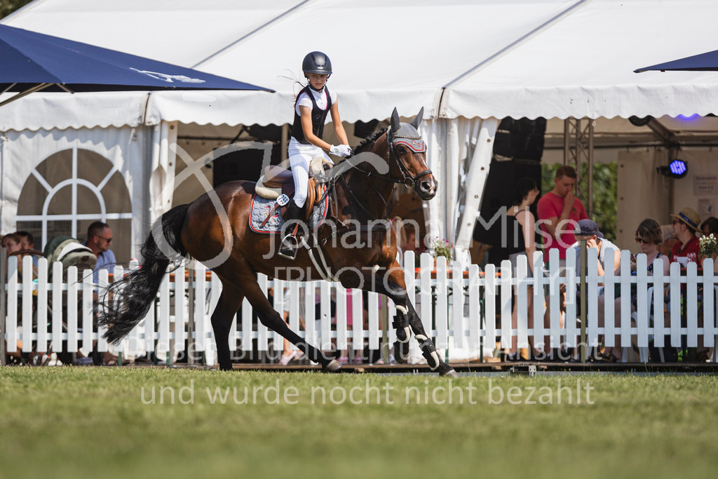 240720_LC_Mini-Stilspring-WB-316 | Deine schönsten Turniermomente als professionelle Fotos! Entdecke hochwertige Pferdesport-Fotografie im Online-Shop. Jetzt Fotos finden & bestellen!