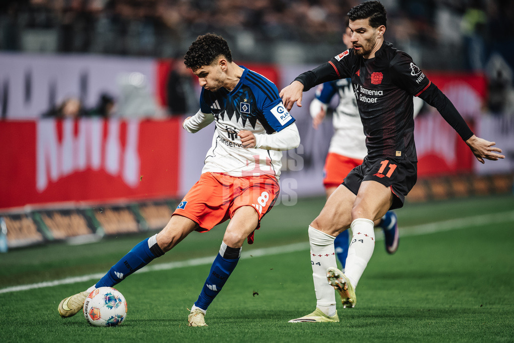 Fußball | Männer | Saison 2025/2026 | 1. Fußball-Bundesliga | 17. Spieltag | Hamburger SV vs. Bayer 04 Leverkusen | 04.03.2026 | v.l. Daniel Elfadli (#8, HSV) gegen Martin Terrier (#11, Bayer 04 Leverkusen)