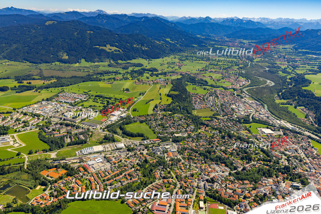 Aktuelles Luftbild von  Bad Tölz - Die Luftaufnahme wurde 2022 mittels UL-Flugzeug erstellt ( keine Drohne ) - hochauflösende Kamera-Systeme von  Canon -Beste Qualität - Für grossformatige Ausdrucke geeignet. Die Geschenkidee !