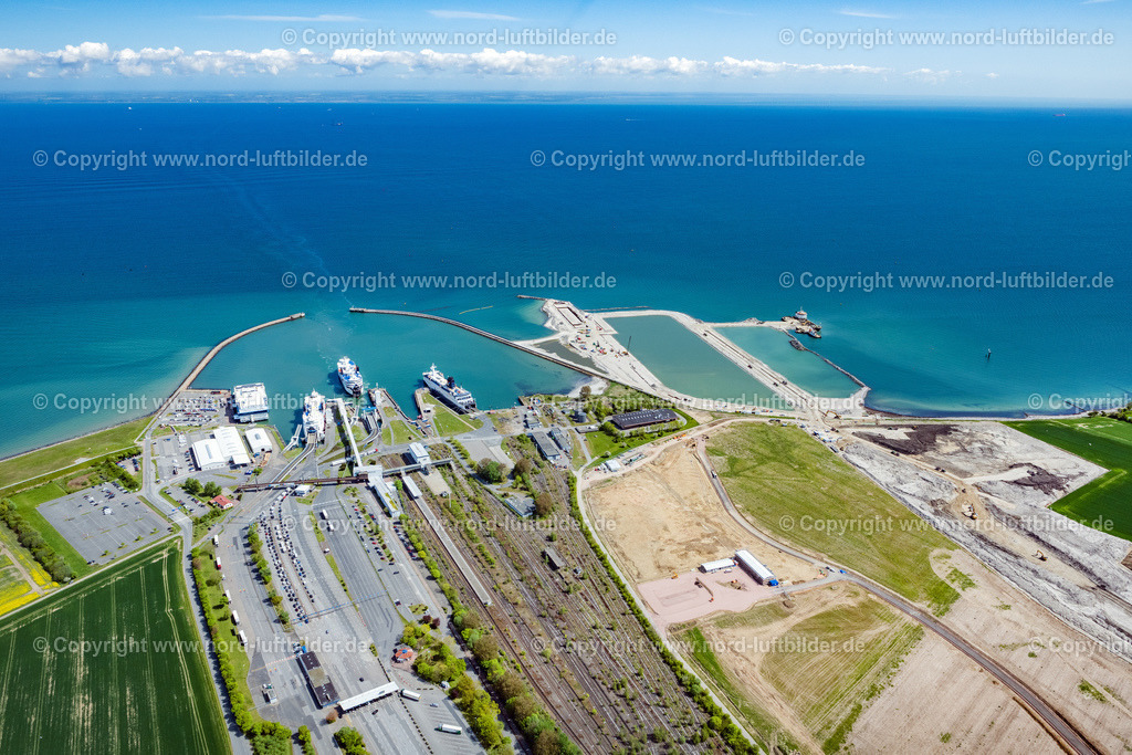 Fehmarn_Fährhafen_Puttgarden_Baustelle_Tunnelbau_ELS_4786150522 | FEHMARN 15.05.2022 Hafenanlagen des Fährhafens und Baustelle des Baus des Fehmarnbelt-Tunnels in Puttgarden auf Fehmarn im Bundesland Schleswig-Holstein, Deutschland. Weiterführende Informationen bei: DB Netz AG,  Deutsche Bahn AG,  Femern A/S,  Landesbetrieb für Küstenschutz, Nationalpark und Meeresschutz Schleswig-Holstein (LKN.SH). // Port facilities of the ferry port and construction site for the construction of the Fehmarnbelt Tunnel in Puttgarden on Fehmarn in the state Schleswig-Holstein, Germany. Further information at: DB Netz AG,  Deutsche Bahn AG,  Femern A/S,  Landesbetrieb fuer Kuestenschutz, Nationalpark und Meeresschutz Schleswig-Holstein (LKN.SH). Foto: Martin Elsen