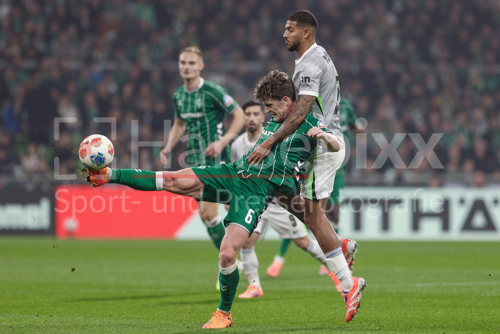 Fussball, Bundesliga, SV Werder Bremen - VfL Wolfsburg | v.li.: Jens Stage (SV Werder Bremen, 6) und Vinicius Souza (VfL Wolfsburg, 5) im Zweikampf, Duell, Dynamik, Aktion, Action, Spielszene, DIE DFL-RICHTLINIEN UNTERSAGEN JEGLICHE NUTZUNG VON FOTOS ALS SEQUENZBILDER UND/ODER VIDEOÄHNLICHE FOTOSTRECKEN. DFL REGULATIONS PROHIBIT ANY USE OF PHOTOGRAPHS AS IMAGE SEQUENCES AND/OR QUASI-VIDEO.