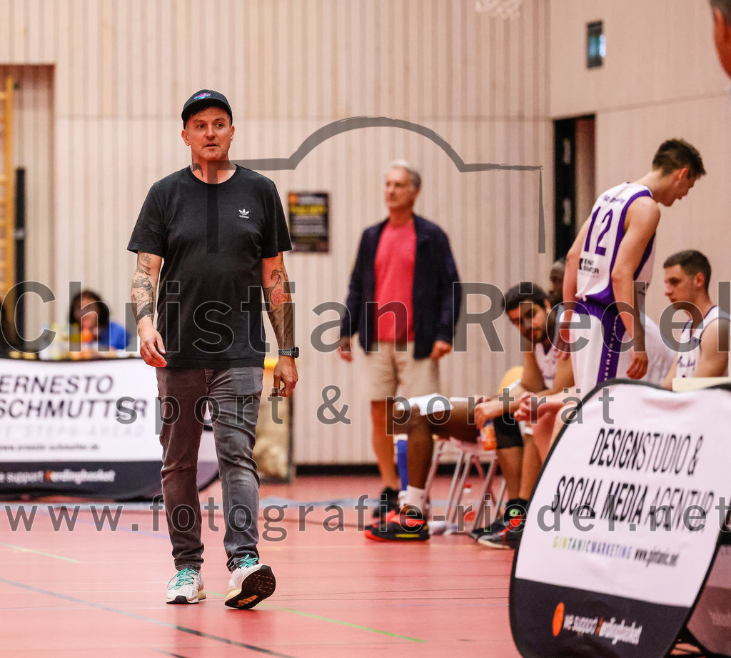2022-05-29_071_SpVgg_Altenerding_gegen_Muenchen_Basket_2 | Erding, Deutschland, 29.05.2022:
Basketball, Bezirksliga 2021 / 2022, Herren Turnier der 2. der Aufstiegsrunden, SpVgg Altenerding gegen München Basket 2, Endergebnis: 

Trainer Christos Takis Paraschidis (SpVgg Altenerding)

Foto: Christian Riedel / fotografie-riedel.net