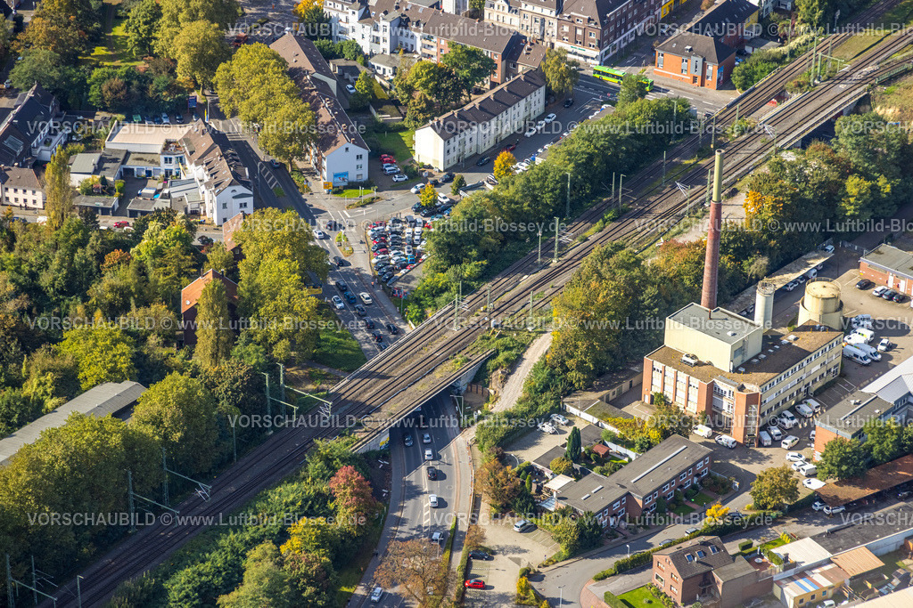 Dinslaken241009026 | Luftbild, Bahnlinie am Fernheizwerk Kleiststraße mit Schornstein, Ausbau der Betuweroute und Betuwe-Linie Eisenbahnstrecke, Dinslaken, Ruhrgebiet, Nordrhein-Westfalen, Deutschland