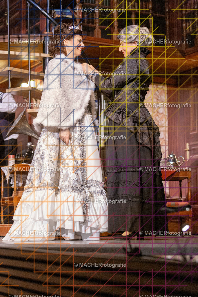 300_MFL-2025 | Portraitbilder von Regisseur; Darsteller; Techniker; Maske; Kostüme; Chor; Musiker; Bilderserie der Generalprobe und der Premierenvorstellung, Szenenbilder; Ausdrucksstudien; Bühnenüberblick; Bühnenkulissen; Pressefotos inkl. Redaktionsfoto Darstellergruppe.