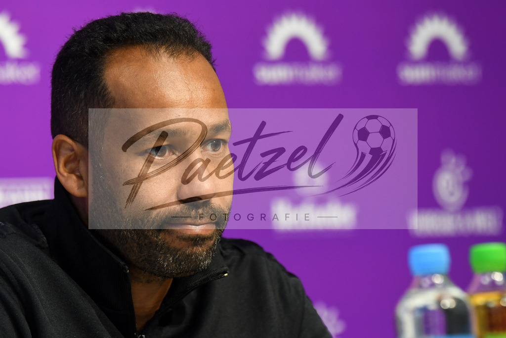 20200206_PKOSNA_0007 | Fußball, Herren: Trainer Daniel Thioune (VfL Osnabrueck) schaut waehrend der Pressekonferenz des VfL Osnabrueck im Stadion an der Bremer Bruecke am 06.02.2020 in Osnabrueck, Deutschland. - Realisiert mit Pictrs.com