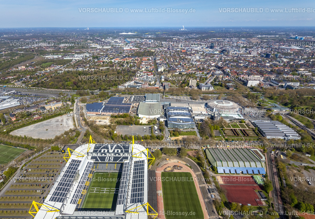 Dortmund230401704 | Luftbild, Westfalenhallen und BVB Bundesligastadion Signal Iduna Park, BVB Stadion Rote Erde mit Baustelle und Umbau, Blick zur City, Westfalenhalle, Dortmund, Ruhrgebiet, Nordrhein-Westfalen, Deutschland