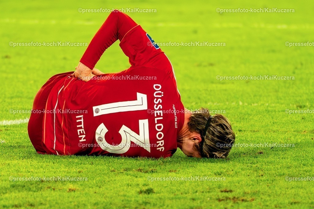 xKKU17102501022 | 17.10.2025, xKKUx, Fußball, Fortuna Düsseldorf - Eintracht Braunschweig, 2. Fußball Bundesliga, Merkur Spiel-Arena, Saison 2025 2026: Cedric Itten&nbsp;(Fortuna Düsseldorf #13) liegt mit Schmerzen verletzt auf dem Spielfeld und muss medizinisch behandelt werden DFB regulations prohibit any use of photographs as image sequences and or quasi-video.
