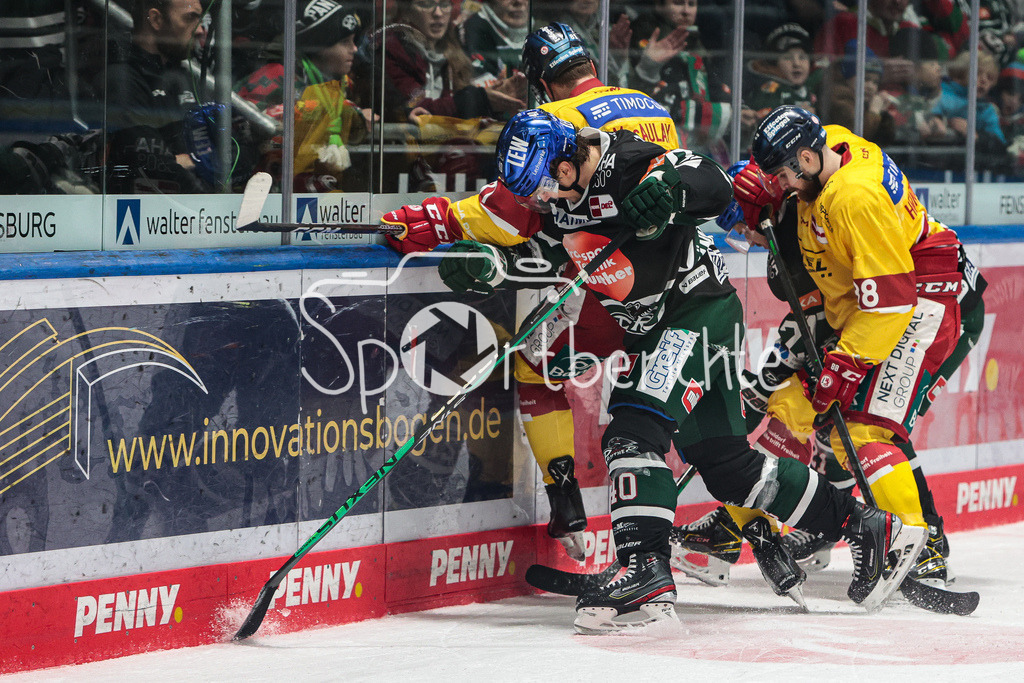 Augsburger Panther - Duesseldorfer EG | Heisse Duelle an der Bande zwischen Augsburg und Duesseldorf / Sebastian WAENNSTROEM (AEV #40) / Niklas HEINZINGER (DEG #88) / Sebastian Wännström /