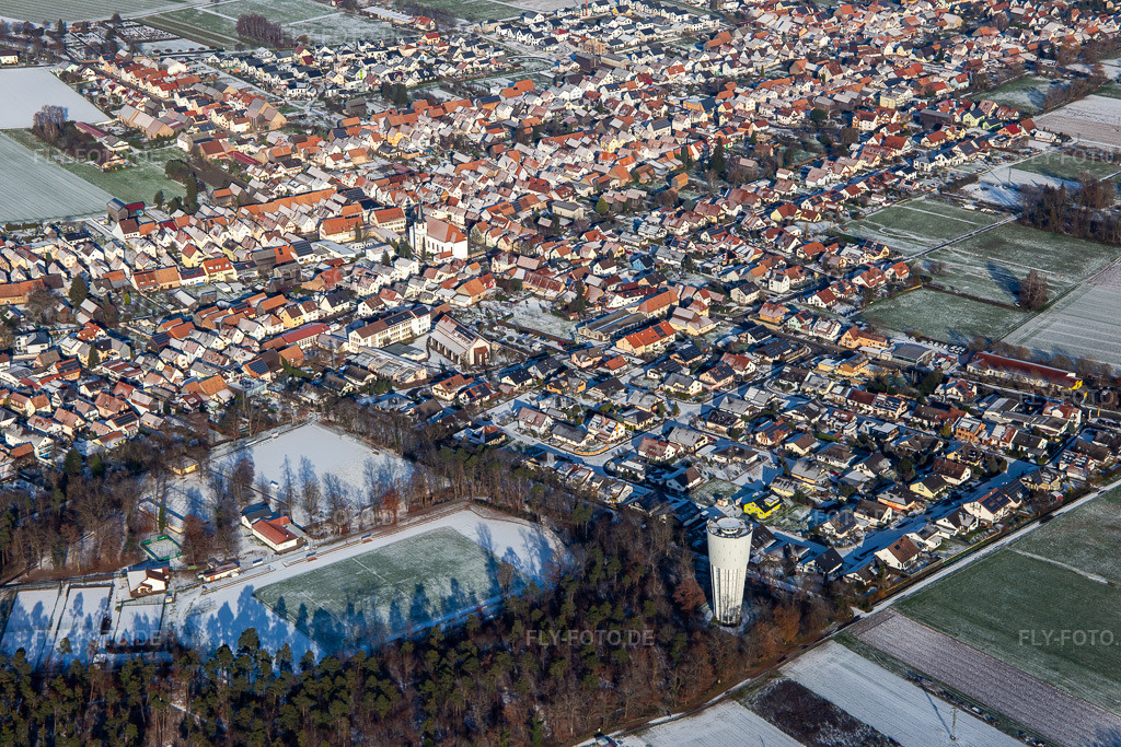 Luftbild: Wasserturm im Winter bei Schnee in Hatzenbühl im Bundesland Rheinland-Pfalz in Deutschland. Foto: IMG_135406.jpg vom 16.12.2022 durch Werner Riehm/FLY-FOTO.de