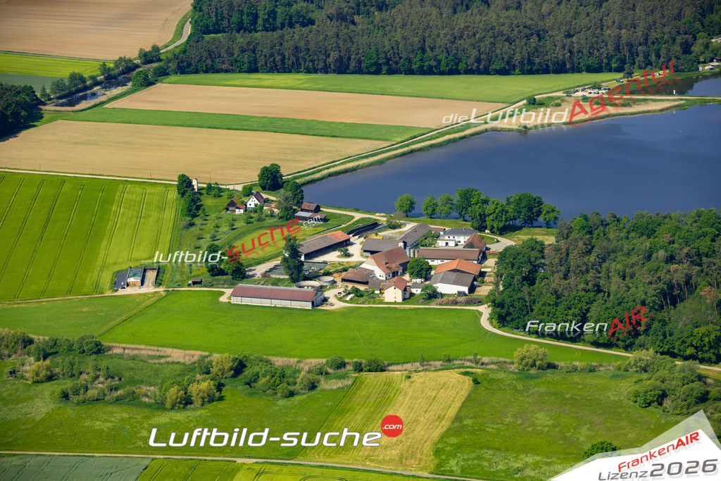 Das Luftbild zeigt Kauerlacher Weiher Hilpoltstein - Die Luftaufnahme wurde 2023 vom UL-Flugzeug aus erstellt ( keine Drohne ) - Hochauflösende Luftaufnahme - Für grossformatige Ausdrucke geeignet. Die Geschenkidee !Mit Lizenz und Bildrechte bestellbar