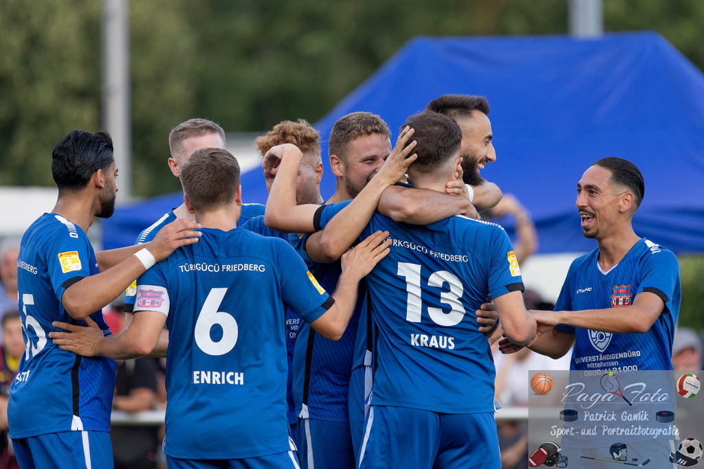 Hessenliga: Türk Gücü Friedberg - FC Eddersheim, 09.08.2024 | Toni Reljic (Türk Gücü Friedberg #44) & Noah Michel (Türk Gücü Friedberg #33) & Patrick Schorr (Türk Gücü Friedberg #23) & Kamil Yikilmaz (Türk Gücü Friedberg #7) & Daniel Henrich (Türk Gücü Friedberg #6) & .f5, beim Torjubel, Türk Gücü Friedberg - FC Eddersheim, Friedberg, Städtischer Sportplatz, 9.8.2024 - Realisiert mit Pictrs.com