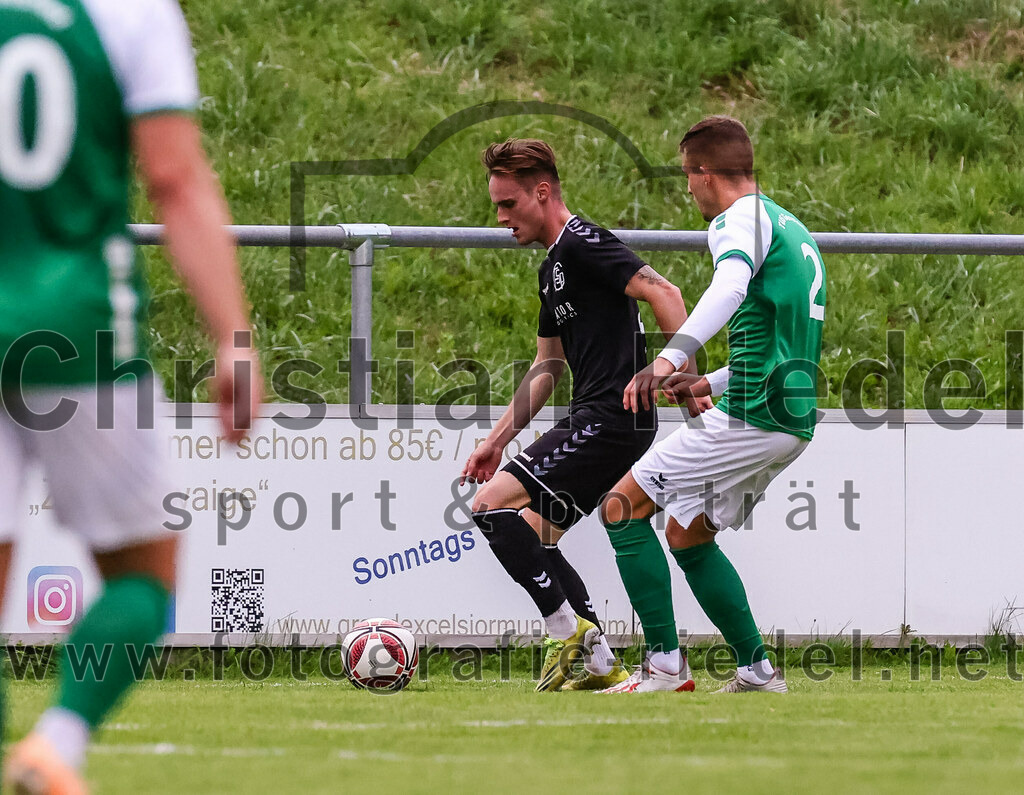 2023-08-09_063_FC_Schwaig_gegen_TuS_Geretsried | Deutschland, 09.08.2023:
Fußball, Landesliga Südost 2023 / 2024, 5. Spieltag, FC Schwaig gegen TuS Geretsried, Endergebnis: 4:1

Leon Roth (FC Schwaig, #21), Christian Wiedenhofer (TuS Geretsried, #2)

Foto: Christian Riedel / fotografie-riedel.net