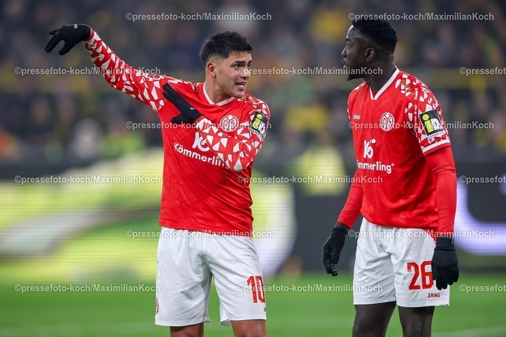 BVB13022601040 | 13.02.2026, Fußball, Borussia Dortmund - 1.FSV Mainz 05,, 1. Fußball Bundesliga, 22. Spieltag, Signal Iduna Park, Saison 2025 2026: Nadiem Amiri&nbsp;(1.FSV Mainz05 #10) neben Silas Katompa Mvumpa (1.FSV Mainz05 #26) gestikulierend auf dem Spielfeld   DFB regulations prohibit any use of photographs as image sequences and or quasi-video.