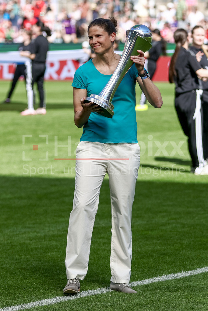 Fussball, DFB-Pokal Finale Frauen, FC Bayern München - SV Werder Bremen | Annike Krahn präsentiert den DFB-Pokal der Frauen, DIE DFB-RICHTLINIEN UNTERSAGEN JEGLICHE NUTZUNG VON FOTOS ALS SEQUENZBILDER UND/ODER VIDEOÄHNLICHE FOTOSTRECKEN. DFB REGULATIONS PROHIBIT ANY USE OF PHOTOGRAPHS AS IMAGE SEQUENCES AND/OR QUASI-VIDEO.