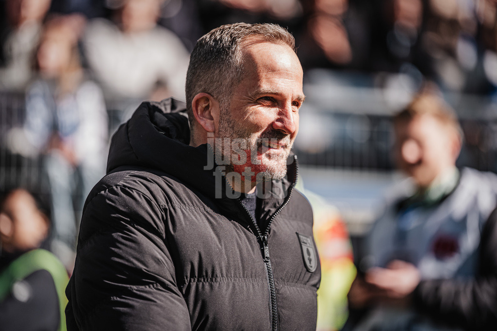 Fußball | Männer | Saison 2025/2026 | 1. Fußball-Bundesliga | 28. Spieltag | Hamburger SV vs. FC Augsburg | 04.04.2026 | Trainer Manuel Baum (FC Augsburg)