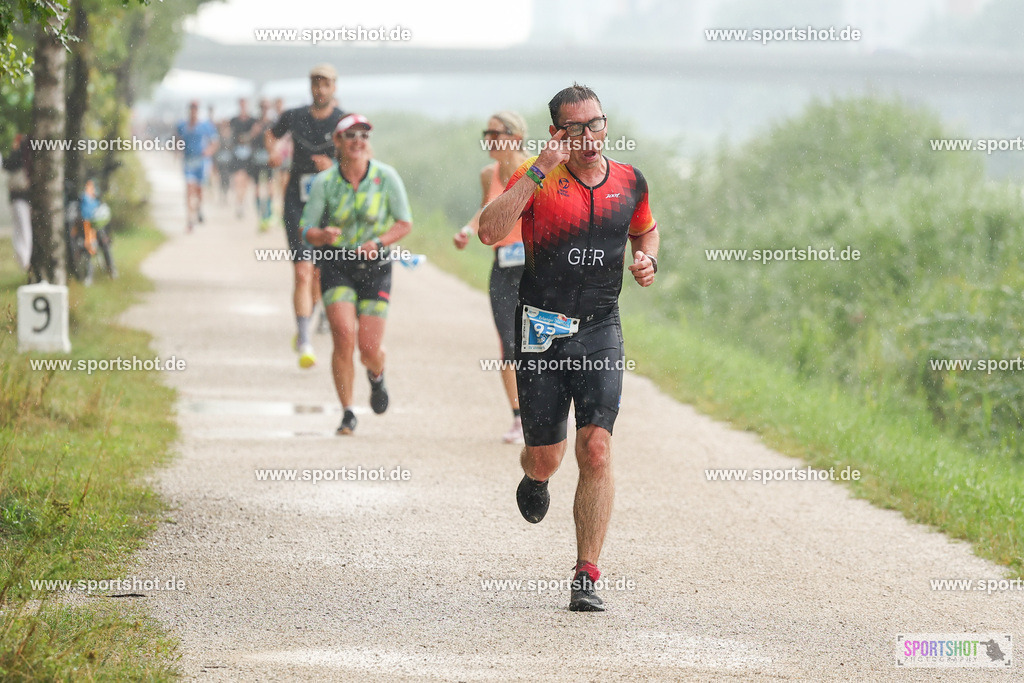 LUR_1287 | 34. M-net Erlanger Triathlon 2025 #erlangertriathlon  #mnettriathlon2025 #mnettriathlon #team #olympischedistanz #mitteldistanz #triathlon #maindonaukanal  #erlangertriathlon2025 #yourpictrs #tv1848 #tv1848erlangen  #triathlonbayern #sportinerlangen #demsportverbunden #sportshot_your_pictrs Copyright: www.sportshot.de