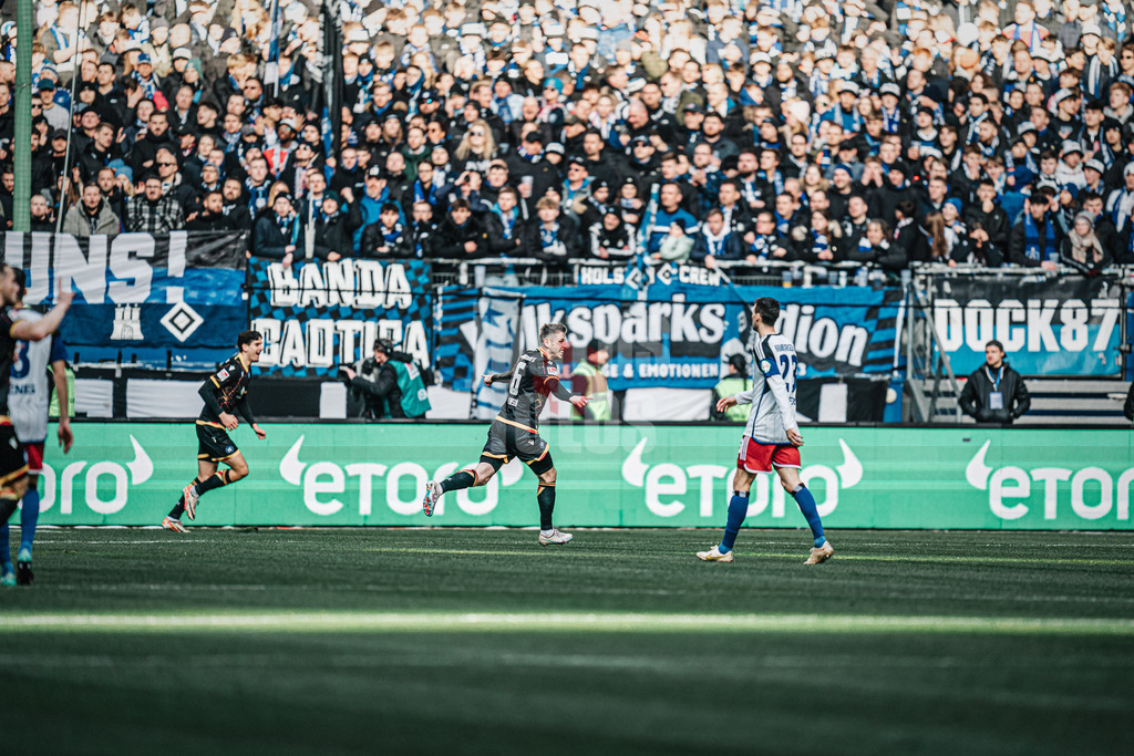 Fußball | Männer | Saison 2023/2024 | 2. Fußball-Bundesliga | 19. Spieltag | Hamburger SV vs. Karlsruher SC | 28.01.2024 | v.l. Igor Matanovic (#9, Karlsruher SC) und Leon Jensen (#6, Karlsruher SC) jubeln