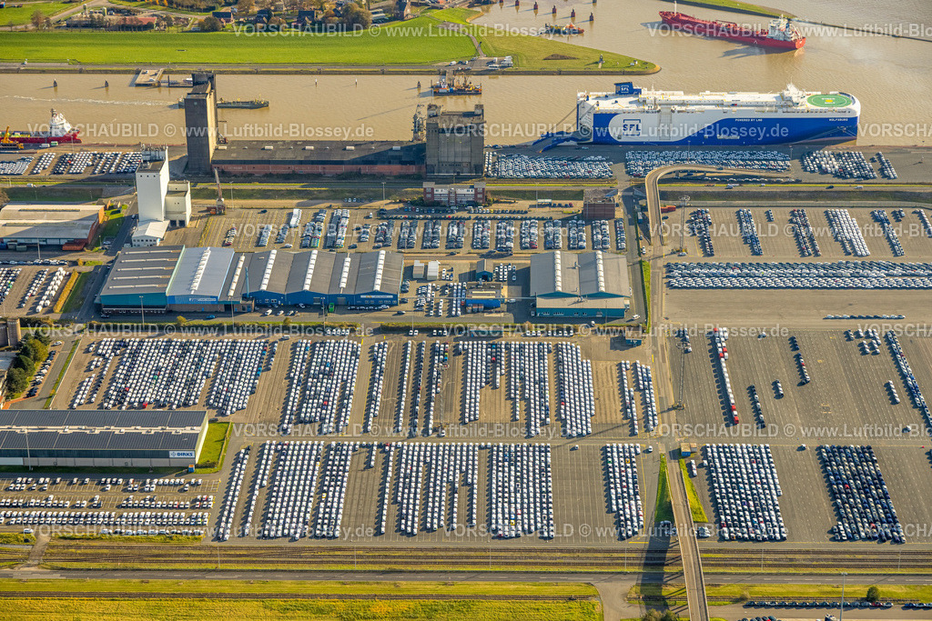Emden251104762 | Luftbild, PKW Logistik Volkswagenwerk, Außenhafen Emden mit SFL Schiff Wolfsburg Car Carriers, Volkswagen PKW Verladestation, WINCH ONLY Verladefläche auf dem Schiff für Ladegut am Seil, Emden, Norddeutschland, Ostfriesland, Niedersachsen, Deutschland