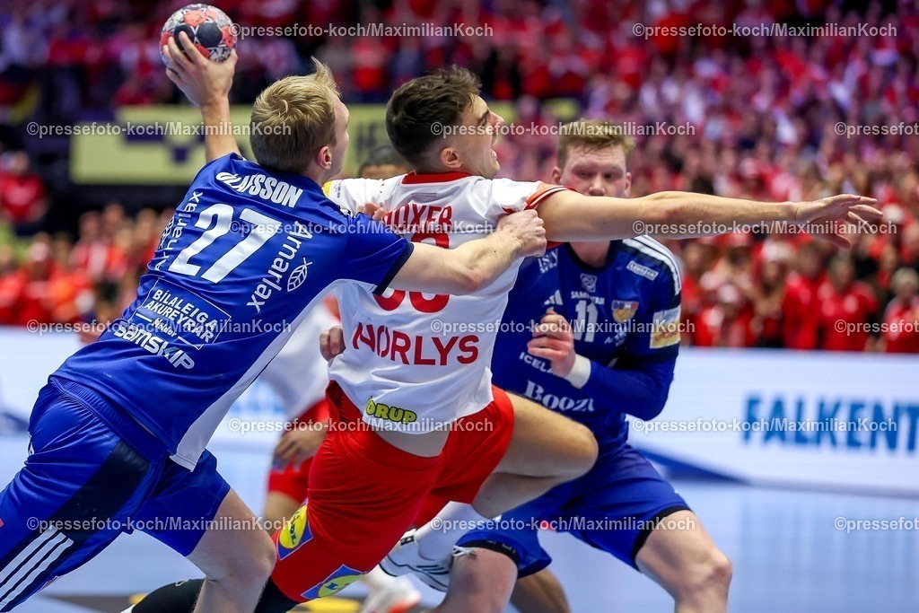 EHF30012603086 | 30.01.2026, Handball, Men's EHF EURO 2026, Dänemark - Island, Jyske Bank Boxen in Herning, Dänemark, Semi Finals:   Mads Hoxer Hangaard (Denmark #38) im Zweikampf gegen   Einar Þorsteinn Olafsson (Iceland #27)  Gisli Thorgeir Kristjansson (Iceland #10) 