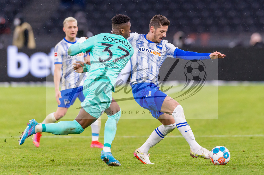 HERBOC20220204_035 | Fussball, Herren: Armel Bella Kotchap (VfL Bochum) und Stevan Jovetic (Hertha BSC) im Zweikampf bei dem Spiel der 1. Bundesliga zwischen Hertha BSC und VfL Bochum im Olypiastadion am 04.02.2022 in Berlin, Deutschland.DFB / DFL REGULATIONS PROHIBIT ANY USE OF PHOTOGRAPHS AS IMAGE SEQUENCES AND/OR QUASI-VIDEO. - Realisiert mit Pictrs.com