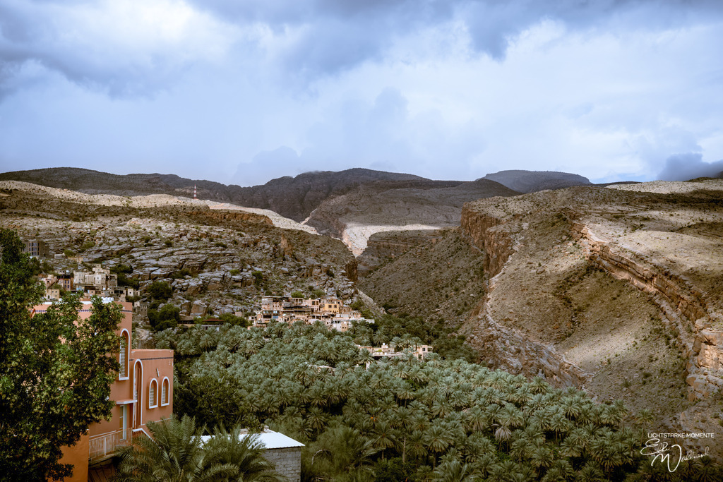 Bergdorf Misfah, Oman | Herzlich willkommen auf meiner Seite! Ich bin Elke Wallnisch, Deine Fotografin für lichtstarke Momente. Der Name steht für alles, was mich mit der Fotografie verbindet: Das Licht und seine machtvolle Wirkung auf eine Situation oder unsere Stimmung - Realisiert mit Pictrs.com