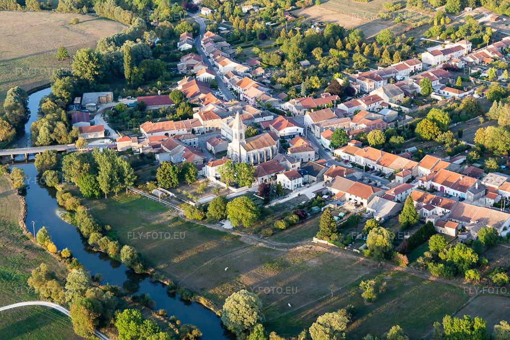 Vue aérienne: Zones riveraines de la Meuse à Sauvigny dans le département Meuse, France. Photo: IMG_118350.jpg prise le 15/09/2019 par Werner Riehm/FLY-FOTO.eu – Résolution de l'original: 5472 x 3648 px