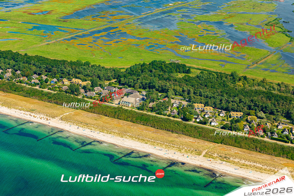 Übersichts Bild Wustrow - Die Luftaufnahme wurde 2025 vom UL-Flugzeug heraus erstellt ( keine Drohnenaufnahme ) - Hochauflösende Luftaufnahme - für Wandbilder und großformatige Ausdrucke geeignet. Das besondere Geschenk!Hier alle&nbsp;Infos zur Lizenzierung der LuftaufnahmeWir fliegen auch dieses Jahr wieder in Ihre Region um Luftbilder zu erstellen.- Luftbild anfragen