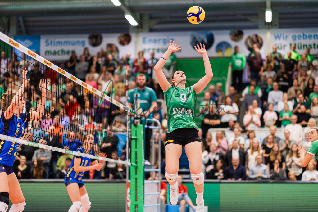 Volleyball, 1. Bundesliga Frauen, Hauptrunde, 1. Spieltag, Saison 2025/2026: USC Münster - SSC Palmberg Schwerin | 1. Bundesliga Frauen, Hauptrunde, 1. Spieltag, Saison 2025/2026, USC Münster empfängt SSC Palmberg Schwerin in der Sporthalle Berg Fidel in Münster. Foto: sportfotografie.ms | Markus Paletta - Realisiert mit Pictrs.com