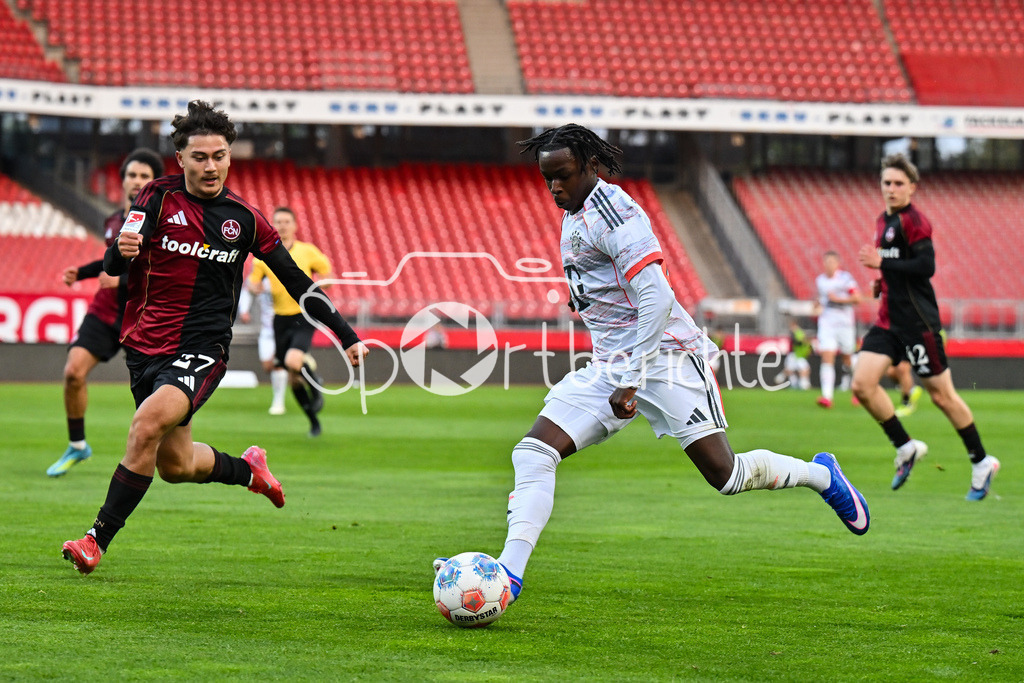 1. FC Nürnberg II - FC Bayern Amateure | NÜRNBERG, GERMANY - 21. APRIL: im Duell Justin von der HITZ (1. FC Nürnberg II 27) und Aristide HENTCHO NSEKE (FC Bayern München II 19) während dem Match zwischen dem 1. FC Nürnberg II und den Amateuren des FC Bayern am 30. Spieltag der Regionalliga Bayern im Max-Morlock Stadion