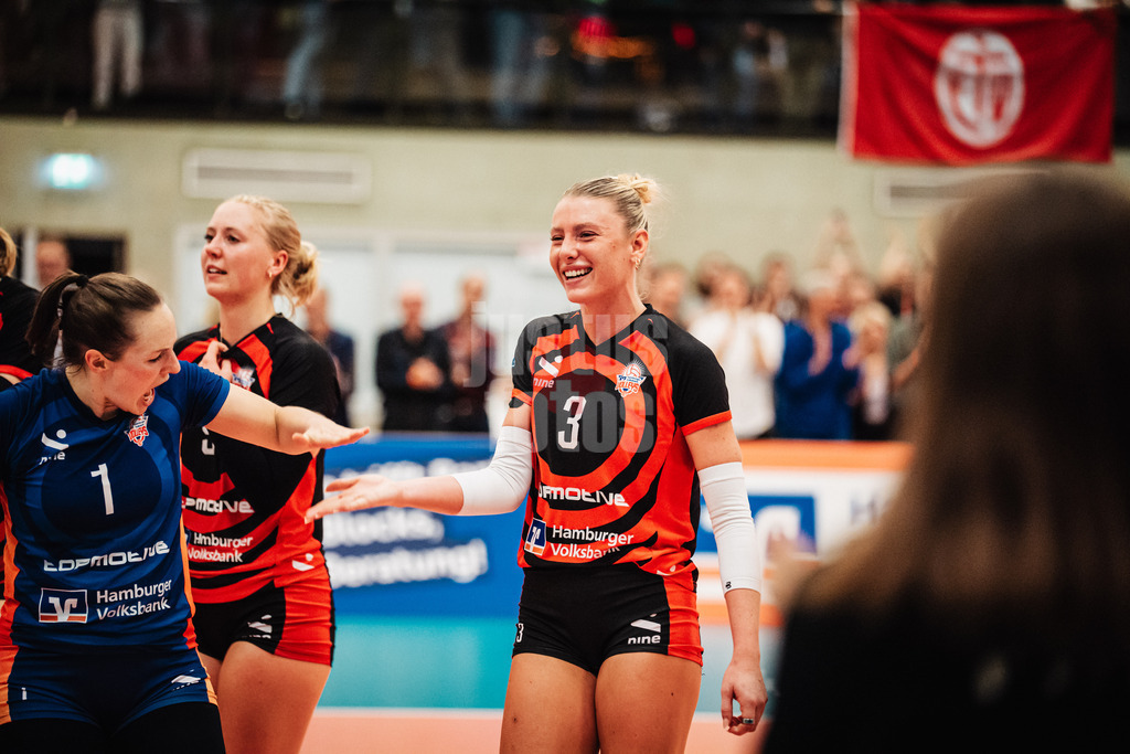Volleyball | Frauen | Saison 2025/2026 | Volleyball Bundesliga | ETV Hamburger Volksbank Volleys vs. Ladies in Black Aachen | 29.10.2025 | v.l. Jana-Marie Meiser (#1, ETV Hamburger Volksbank Volleys) und Lina Köster (#3, ETV Hamburger Volksbank Volleys) klatschen ein nach dem Satzgewinn